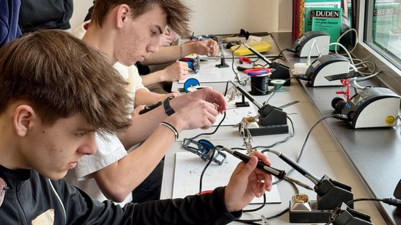 Schrauben, sägen, entgraten, löten: Das EWE-Mobil zu Gast an unserer Schule Schrauben, sägen, entgraten, löten: Das EWE-Mobil zu Gast an unserer Schule