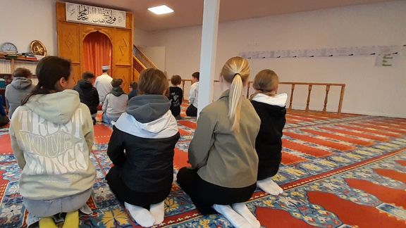 Sechstklässler zu Besuch in der Fatih Moschee Papenburg Sechstklässler zu Besuch in der Fatih Moschee Papenburg