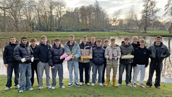 Seminarfach „Schiffbau“ testet selbstgebaute Schiffe „auf kleiner Fahrt“ Seminarfach „Schiffbau“ testet selbstgebaute Schiffe „auf kleiner Fahrt“