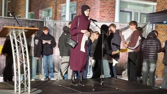 Klasse 10d gestaltet Gedenkveranstaltung zur Reichspogromnacht Klasse 10d gestaltet Gedenkveranstaltung zur Reichspogromnacht