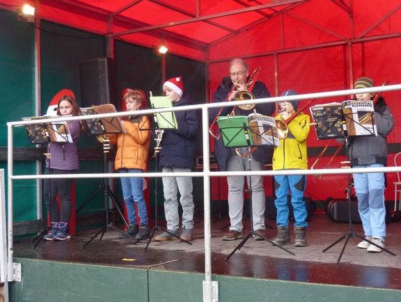 Bläserklasse des Gymnasiums eröffnet den Weihnachtsmarkt 2024