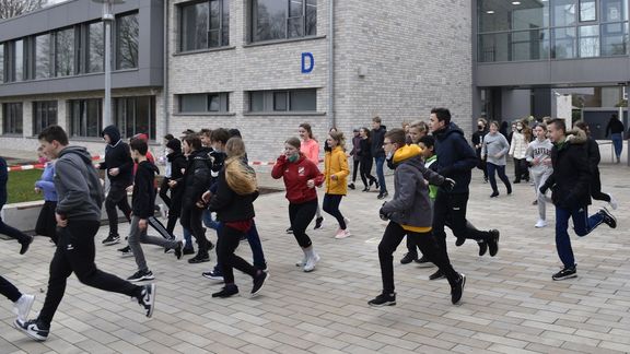 JUZ-TV: Spendenlauf für die Ukraine am Gymnasium Papenburg