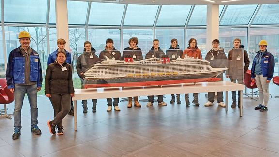 Wie unterscheiden sich Schiffsmotoren von Automotoren? – Besuch bei der Meyer Werft