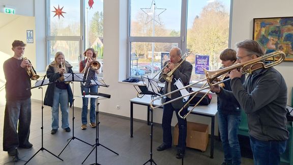 Adventsklänge in der Schule – Blechbläser sorgen für besondere Pausenmomente Adventsklänge in der Schule – Blechbläser sorgen für besondere Pausenmomente
