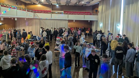 Kleidertauschparty 2025 in der Schule wieder voller Erfolg Kleidertauschparty 2025 in der Schule wieder voller Erfolg