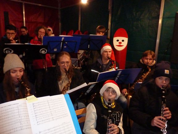 Bläserklasse des Gymnasiums eröffnet den Weihnachtsmarkt 2024