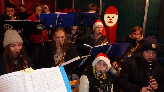 Bläserklasse des Gymnasiums eröffnet den Weihnachtsmarkt 2024