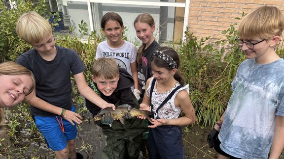 Teich-Aktion der Schulgarten-AG 2026 – Etwa 20 Fische umgesiedelt Teich-Aktion der Schulgarten-AG 2026 – Etwa 20 Fische umgesiedelt