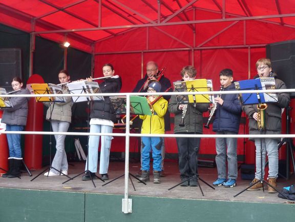 Bläserklasse des Gymnasiums eröffnet den Weihnachtsmarkt 2024