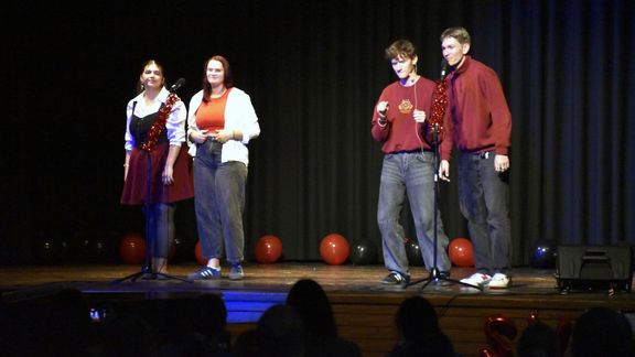 JUZ-TV: Talentshow in der vollbesetzten Aula des Gymnasiums Papenburg