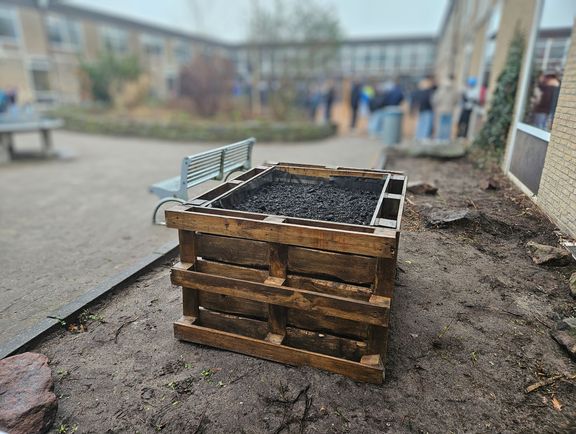 Seminarfach „GymPap wird Umweltschule“ baut Hochbeet