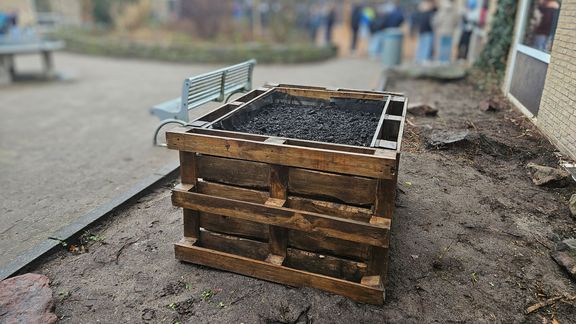 Seminarfach „GymPap wird Umweltschule“ baut Hochbeet