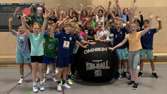 Sportklasse 5a sammelt neue Erfahrungen mit Kin-Ball Sportklasse 5a sammelt neue Erfahrungen mit Kin-Ball