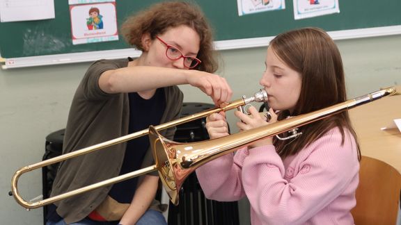 Fünftklässler probieren 2026 Instrumente für Musikpraxis aus Fünftklässler probieren 2026 Instrumente für Musikpraxis aus